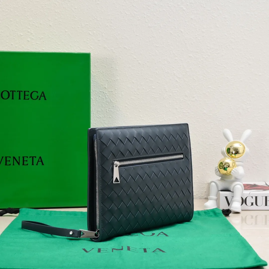 Batch 1440 #B家 New woven handbag 👇, the handbag uses BV classic woven mesh. The size of the middle mesh is just right. The design is simple, simple and high-end. The material is made of soft cowhide. Zipper opening and closing. There is a card slot inside. It is extremely usable. You can do everything with one handbag when you go out! Combining beauty and practicality, it’s perfect for personal use and gift giving! Size: 27.5X20.5x2, model: 80-9#